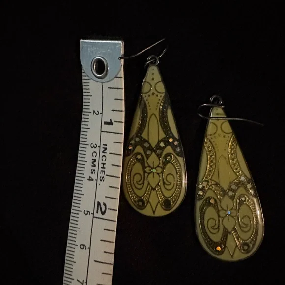 Elegant Teardrop Earrings with Intricate Design - Picture 4 of 4